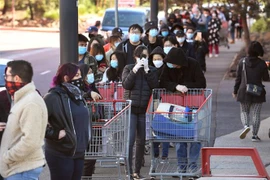 Người dân xếp hàng chờ mua hàng hóa tại siêu thị ở Melbourne, Australia trước khi lệnh giới nghiêm do COVID-19 được ban bố. (Ảnh: AFP/TTXVN)