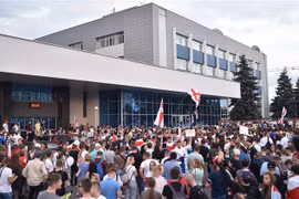Những người ủng hộ phe đối lập tại Belarus tham gia biểu tình phản đối Chính phủ ở Minsk ngày 15/8. (Ảnh: AFP/TTXVN)