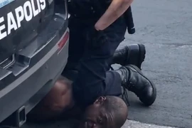 George Floyd bị cảnh sát ghì cổ trên đường phố Minneapolis, bang Minnesota, Mỹ. (Ảnh: AFP/TTXVN)
