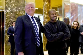 Tổng thống Mỹ Donald Trump (trái) và nghệ sỹ nhạc rap Kanye West trong cuộc gặp tại New York, Mỹ, ngày 13/12/2016. (Ảnh: AFP/TTXVN)