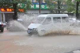 Cảnh ngập lụt sau mưa lớn do ảnh hưởng của bão Hagupit tại tỉnh Chiết Giang, miền Đông Trung Quốc. (Ảnh: THX/TTXVN)