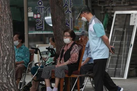 Người dân đeo khẩu trang phòng lây nhiễm COVID-19 tại Seoul, Hàn Quốc. (Ảnh: THX/TTXVN)