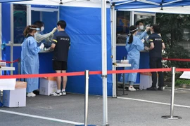 Một điểm lấy mẫu xét nghiệm COVID-19 tại Seoul, Hàn Quốc. (Ảnh: AFP/TTXVN)