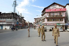 Cảnh sát Ấn Độ làm nhiệm vụ tại Srinagar, Kashmir ngày 20/9. (Nguồn: THX/TTXVN)