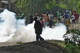 Biểu tình bạo động phản đối Tổng thống ở thủ đô Bujumbura ngày 2/6. (Nguồn: AFP/TTXVN)