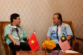Bộ trưởng Ngoại giao Phạm Bình Minh (trái) và Bộ trưởng Ngoại giao Malaysia Anifah Aman tạ cuộc gặp. (Ảnh: Vietnam+)