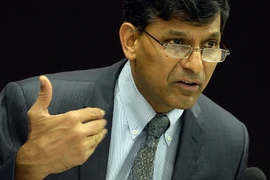 Thống đốc Ngân hàng Dự trữ Ấn Độ (RBI) Raghuram Rajan tại cuộc họp báo về chính sách tiền tệ ở Mumbai. (Nguồn: AFP/TTXVN)
