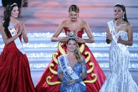 Hoa hậu Thế giới 2014 Jolene Strauss trao vương miện cho Hoa hậu Thế giới 2015 Mireia Lalaguna Rozo. (Nguồn: AFP/TTXVN)