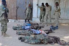 Binh sỹ Somalia điều tra bên thi thể các tay súng Shebab sau vụ giao tranh ở thủ đô Mogadishu. (Nguồn: AFP/TTXVN)