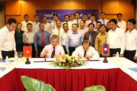 Lễ ký kết Biên bản cuộc họp Việt Nam-Lào tăng cường hợp tác biên giới. (Ảnh: Hoàng Chương/TTXVN)