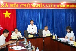 Lãnh đạo sở Xây dựng tỉnh trả lời các nhà báo về vi phạm xây dựng cơ bản của Công ty cổ phần Đại Nam. (Ảnh: Quách Lắm/TTXVN)