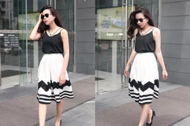 Áo hai dây và chân váy dài ngang gối cùng giày cao gót cổ điển đã đủ làm nên vẻ quyến rũ, hiện đại cho nữ giám khảo Giọng hát Việt nhí Lưu Hương Giang.