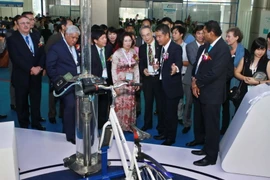 Đại biểu tham quan các gian hàng tại triển lãm. (Ảnh: Minh Quyết/TTXVN)