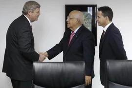 Phó Chủ tịch Hội đồng Bộ trưởng Cuba Ricardo Cabrisas Ruiz (giữa) đã có cuộc gặp với Bộ trưởng Nông nghiệp Mỹ Thomas Vilsack (trái) đang trong chuyến thăm Cuba. (Nguồn: AFP/TTXVN)