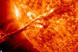 Bão Mặt Trời tấn công làm tê liệt mạng lưới điện và thông tin liên lạc