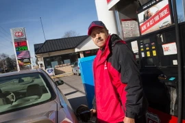 Giá dầu giảm mạnh do đồng USD lập mức cao kỷ lục mới