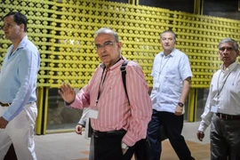 Phái đoàn đàm phán của Chính phủ Colombia do Trưởng đoàn Humberto de la Calle dẫn đầu tới đàm phán ở thủ đô La Habana ngày 25/5. (Nguồn: AFP/TTXVN)