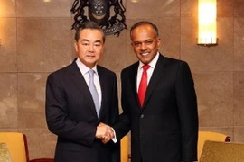Ông Vương Nghị và người đồng cấp Singapores K.Shanmugam trong cuộc gặp. (Nguồn: channelnewsasia) 