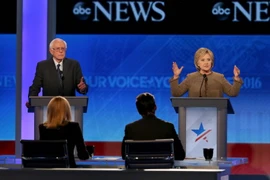 Ứng viên Bernie Sanders (trái) và Hillary Clinton trong cuộc tranh luận lần thứ 3 của các ứng cử viên Đảng Dân chủ ngày 19/12. (Nguồn: AFP/TTXVN)