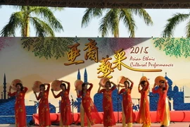 Tiết mục biểu diễn của Đoàn Việt Nam tại buổi giao lưu văn hóa dân tộc “Sắc màu nghệ thuật châu Á 2015” tại Hong Kong. (Ảnh: Vietnam+)