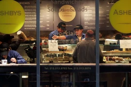 Nhân viên làm việc tại một nhà hàng tại Manhattan, thành phố New York, Mỹ. (Nguồn: AFP/TTXVN)