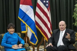 Bộ trưởng Thương mại và Đầu tư Cuba Rodrigo Malmierca (phải) có cuộc gặp với Bộ trưởng Thương mại Mỹ Penny Pritzker (trái) đang trong chuyến thăm Cuba. (Nguồn: Reuters/TTXVN)