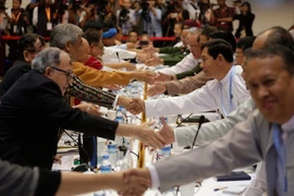 Đại diện các thành viên đàm phán của Chính phủ và các nhóm vũ trang tại vòng đàm phán. (Nguồn: THX/TTXVN)