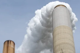 Khói bay lên từ Nhà máy điện than đá AEP ở New Haven, tây Virginia, Mỹ. (Nguồn: AFP/TTXVN)