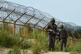 Binh sỹ Hàn Quốc gác gần hiện trường vụ nổ. (Nguồn: AFP/TTXVN)