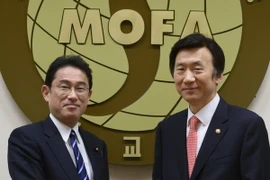 Ngày 1/11, Ngoại trưởng Hàn Quốc Yun Byung-se (phải) đã có cuộc gặp Ngoại trưởng Nhật Bản Fumio Kishida (trái) tại Seoul. (Nguồn: AFP/TTXVN)