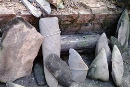 Quảng Bình: Phát hiện bộ đàn đá cổ khi đào ao thả cá