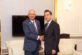 Thủ tướng Malaysia Najib Razak và Ngoại trưởng Trung Quốc Vương Nghị tại buổi tiếp. (Nguồn: twitter)