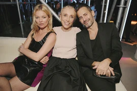Siêu mẫu Kate Moss, Tổng biên tập Vogue ITaly Franca Sozzani, nhà thiết kế Marc Jacobs (từ trái qua) tại sự kiện đặc biệt của Miu Miu ở Paris.