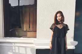 Phối áo lửng chất liệu sheer cùng đầm ren điệu đầ, Chi Đặng thu hút ánh nhìn bởi vẻ dịu dàng, duyên dáng.