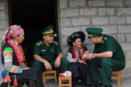 Các chiến sỹ Biên phòng tỉnh Hà Giang trong một buổi thăm hỏi và tuyên truyền tới bà con người dân tộc xã Bạch Đích, huyện Yên Minh, tỉnh Hà Giang. (Ảnh: Đỗ Bình/TTXVN)