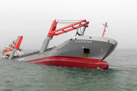 Vụ va chạm khiến tàu hàng Flinterstar bị chìm một phần.(Nguồn: Reuters)
