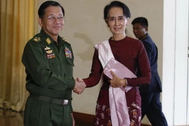 Chủ tịch NLD Aung San Suu Kyi (phải) trong cuộc gặp với Tư lệnh Lực lượng vũ trang, Tướng Min Aung Hlaing (trái). (Nguồn: AFP/TTXVN)