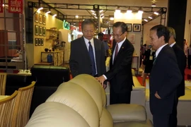 Các đại biểu tham quan Hội chợ Vifa Home 2015. (Ảnh: Nguyễn Hải/Vietnam+)