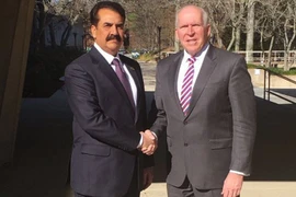 Tham mưu trưởng lục quân Pakistan Raheel Sharif và Giám đốc CIA John Brennan bên ngoài trụ sở CIA ở Virginia.(Nguồn: ISPR)