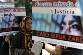 Phụ nữ Guatemala tham gia cuộc tuần hành ở Guatemala City, phản đối tình trạng bạo hành đối với phụ nữ. (Ảnh: AFP/TTXVN)