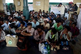 Các ngư dân Ấn Độ chờ tàu để trở về quê hương tại ga tàu hỏa ở Karachi, sau khi được trả tự do. (Nguồn: THX/TTXVN)