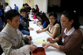 Người dân nhận phiếu đăng ký tiêm vắcxin Pentaxim cho trẻ tại Trung tâm Y tế dự phòng Đà Nẵng. (Ảnh: Trần Lê Lâm/TTXVN)