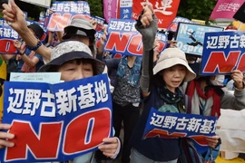 Người dân Nhật Bản tập trung xung quanh trụ sở Nghị viện nước này để phản đối kế hoạch xây một căn cứ không quân mới của Mỹ trên đảo Okinawa. (Nguồn: AFP/TTXVN)