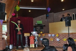 Biểu diễn ảo thuật trong chương trình “Ngày hội gia đình và Tết." (Ảnh: Hương Giang/Vietnam+)