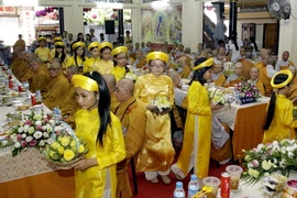 Nghi thức dâng hoa của cộng đồng phật tử tại Lễ Vu lan. (Ảnh: Thế Anh/TTXVN)