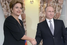 Tổng thống nước chủ nhà Vladimir Putin (phải) có cuộc gặp với Tổng thống Brazil Dilma Rousseff (trái) tại cuộc gặp. (Nguồn: AFP/TTXVN)