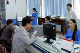 Hành khách đến mua vé tại Ga Sài Gòn. (Ảnh: Hoàng Hải/TTXVN)