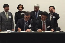 Lễ ký MOU giữa Giám đốc Bệnh viện quân y 175 Nguyễn Hồng Sơn với giáo sư Bruce Robinson, Hiệu trưởng Trường Y, Đại học Sydney. (Ảnh: Khánh Linh/Vietnam+)