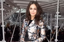 Chompoo xuất hiện tại show diễn Haute Couture Xuân Hè 2015 của Dior trong trang phục của Dior.
