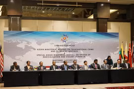 Bộ trưởng Trần Đại Quang (thứ hai từ phải) tại lễ ký Tuyên bố Kuala Lumpur về phòng chống tội phạm xuyên quốc gia. (Ảnh: Vietnam+)
